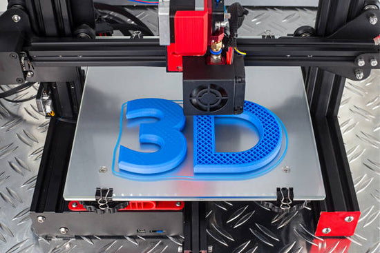 Impresora 3D trabajando sobre una pieza