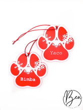 Adornos navideños rojos y blancos con forma de huella y nombres de mascotas personalizados