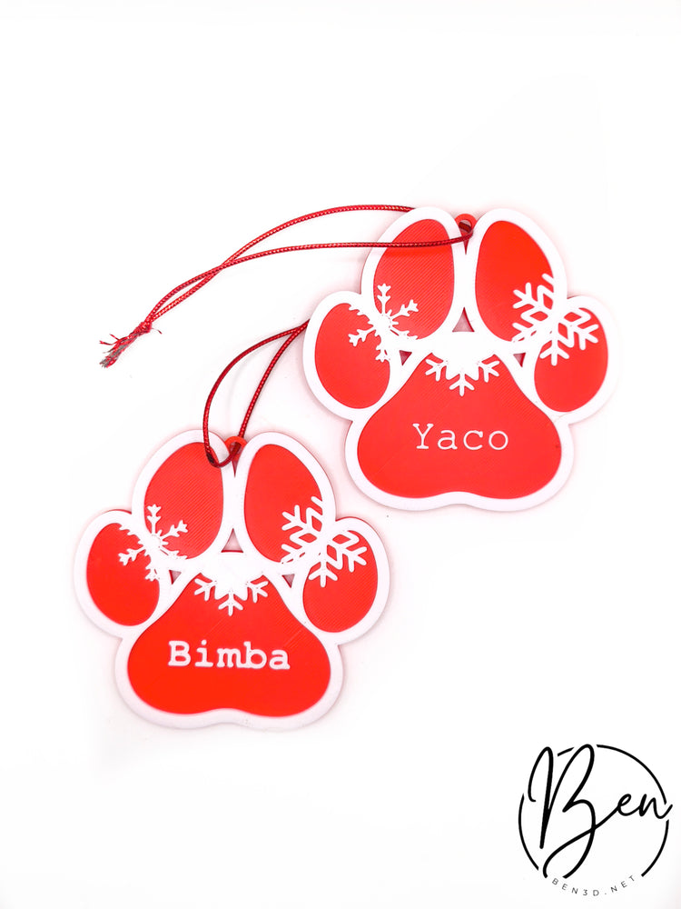 Adornos navideños rojos y blancos con forma de huella y nombres de mascotas personalizados