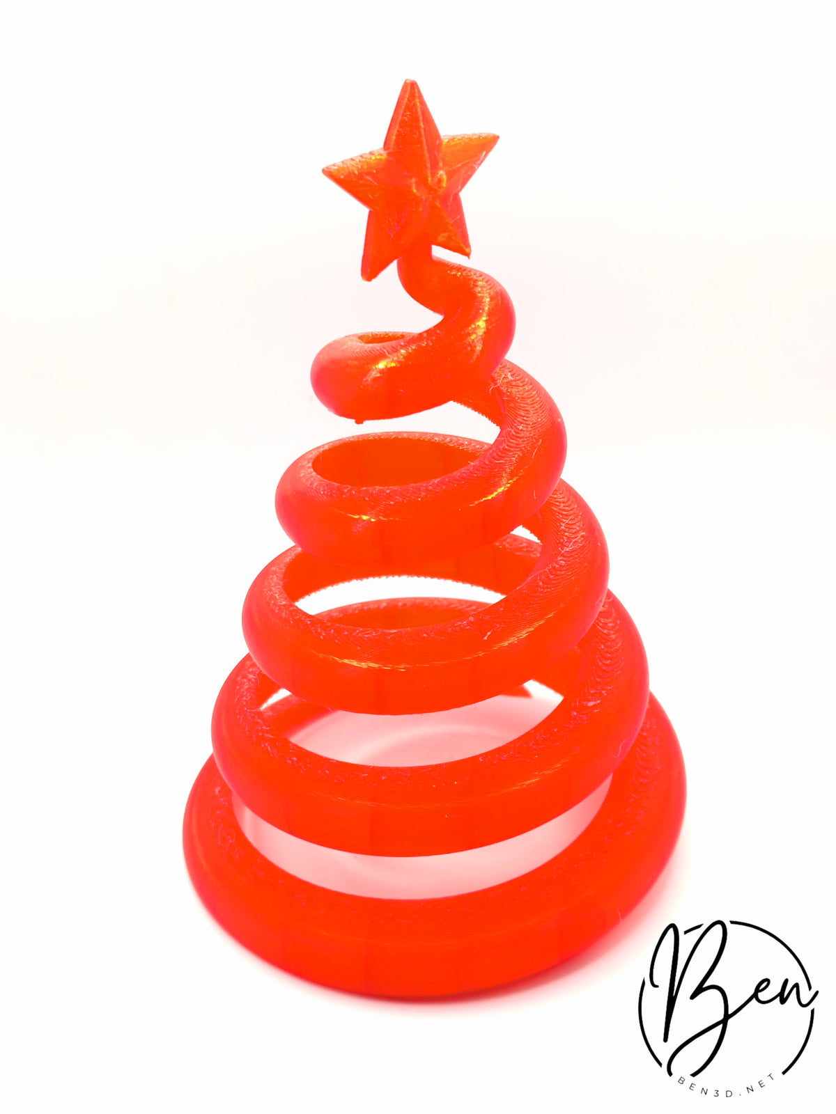 Árbol de Navidad rojo con diseño en espiral y estrella de cinco puntas en la parte superior