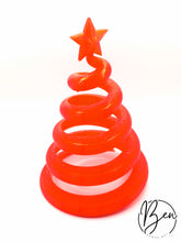 Árbol de Navidad rojo con diseño en espiral y estrella de cinco puntas en la parte superior