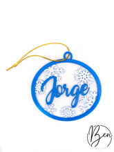 Bola de Navidad azul con nombre personalizado y copos de nieve blancos