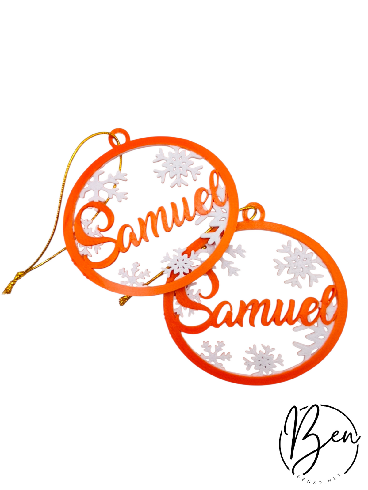 Dos bolas de Navidad naranjas con nombre personalizado y copos de nieve blancos