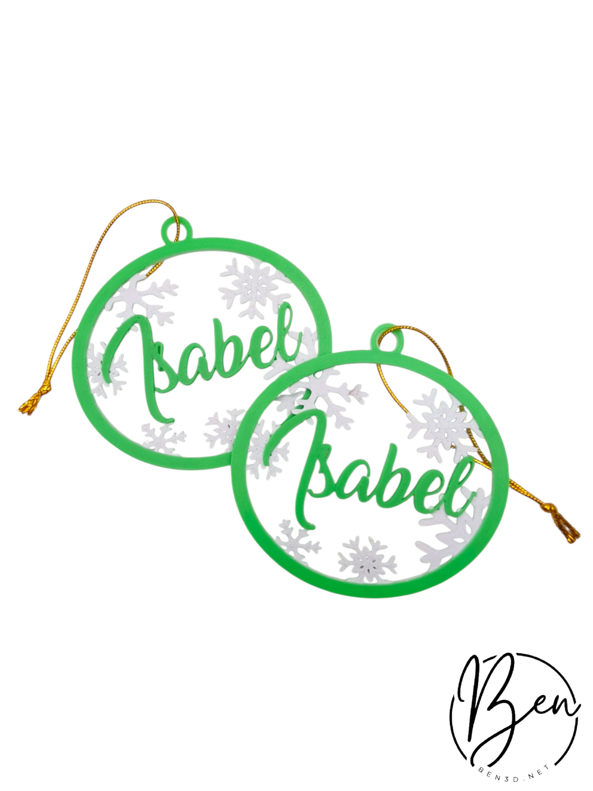 Dos bolas de Navidad verdes con nombre personalizado y copos de nieve blancos