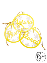 Bolas de Navidad amarillas con nombres personalizados y copos de nieve blancos