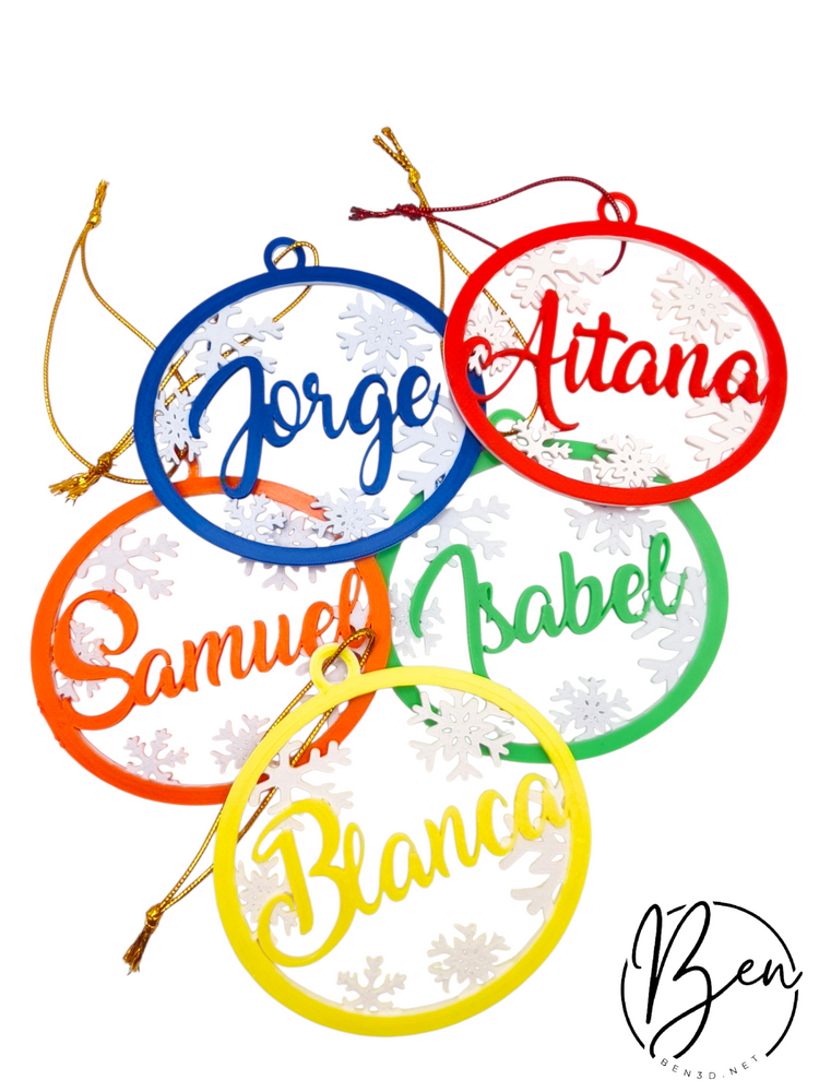 Bolas de Navidad con nombres personalizados, copos de nieve blancos y aros de varios colores