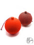 Dos bolas de Navidad con superficie texturizada en naranja y rojo oscuro, con cordones para colgar