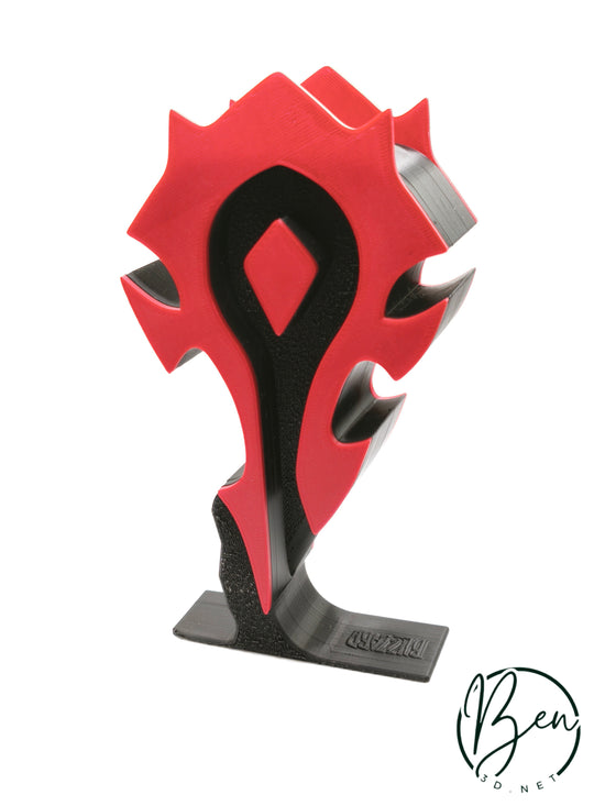 Emblema decorativo de la Horda en rojo y negro con base, visto en perspectiva
