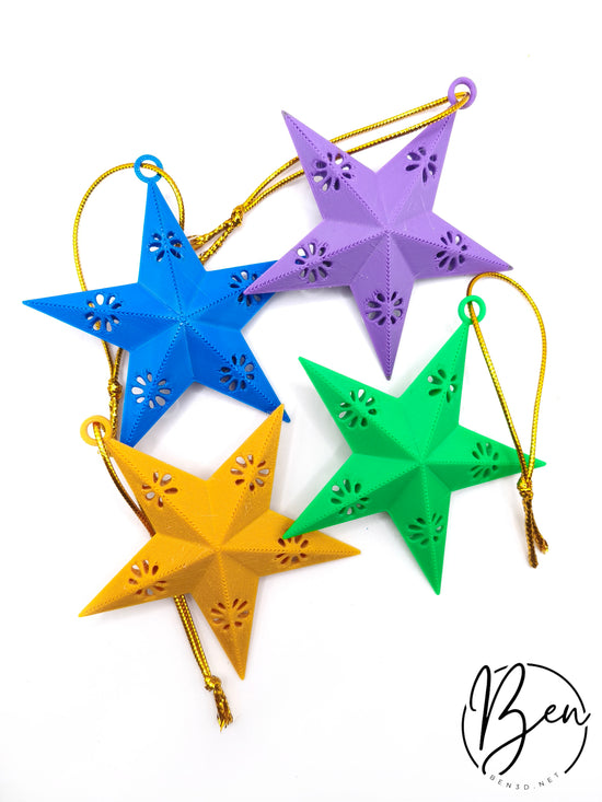 Estrellas navideñas de cinco puntas en azul, lila, amarillo y verde con cordones dorados