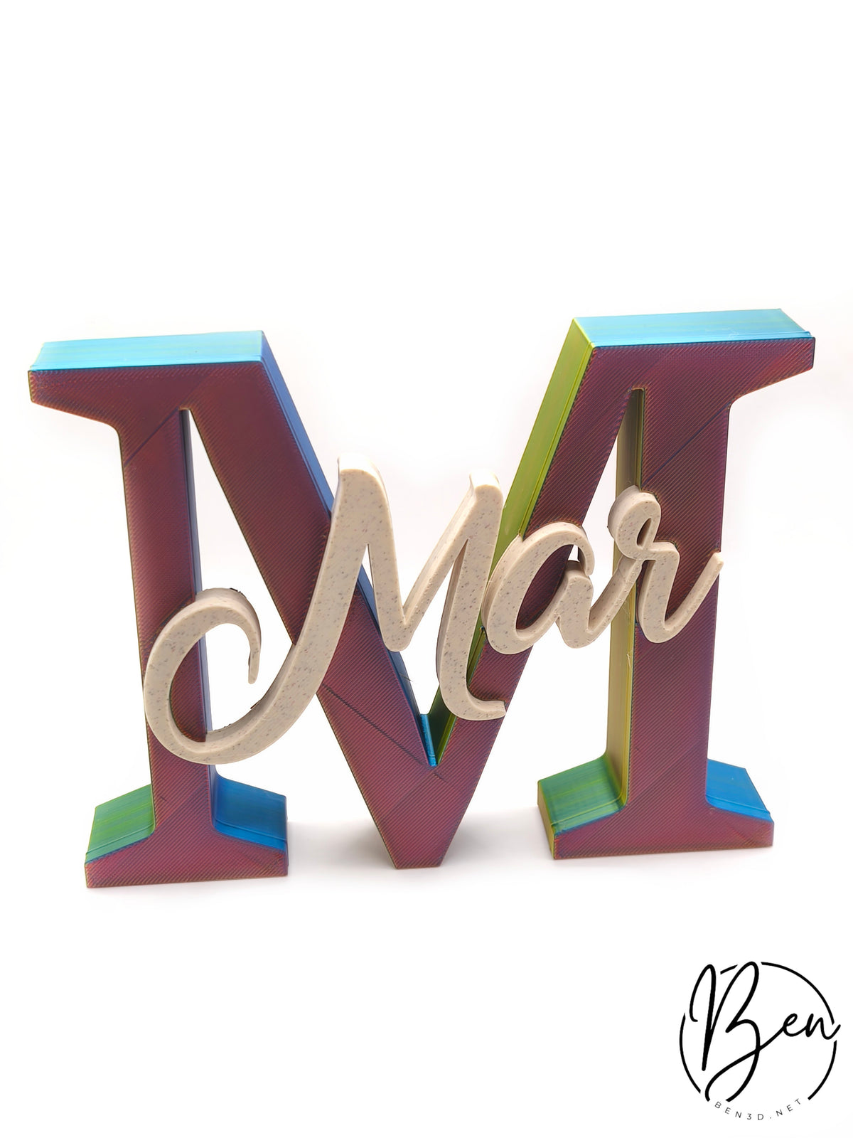 Inicial M multicolor con el nombre Mar en relieve de color claro