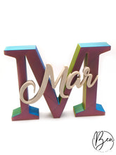 Inicial M multicolor con el nombre Mar en relieve de color claro
