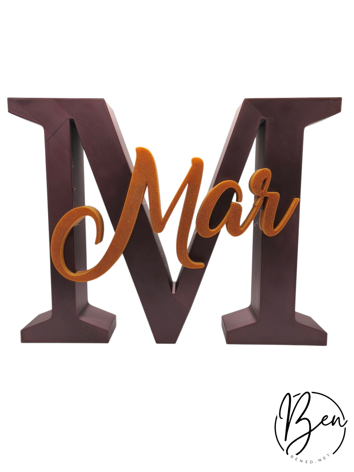 Letra M decorativa con el nombre Mar en relieve de color naranja