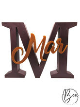 Letra M decorativa con el nombre Mar en relieve de color naranja