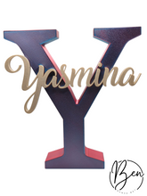 Letra Y decorativa con el nombre Yasmina en relieve, vista frontal