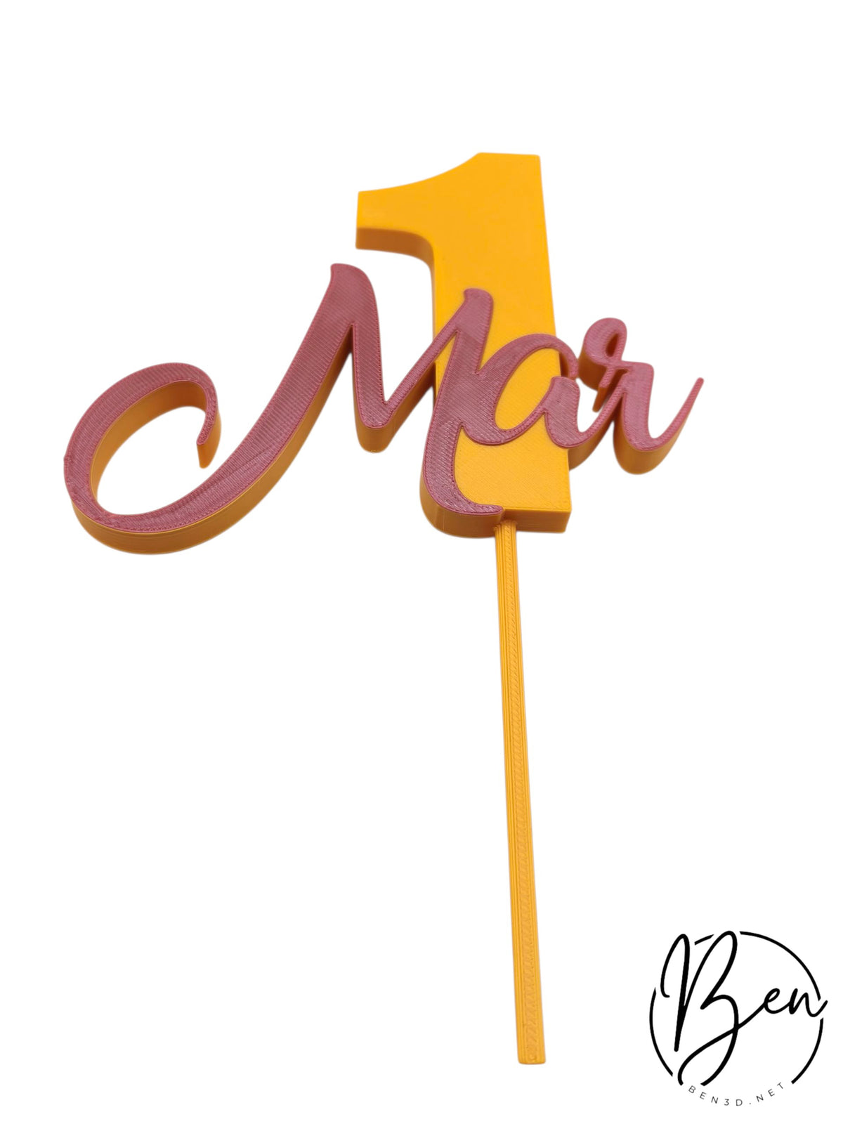 Número 1 naranja con el nombre Mar en relieve y varilla, visto de frente