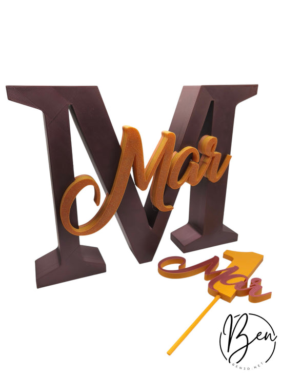 Inicial M con el nombre Mar en relieve y adorno con el número 1 a juego